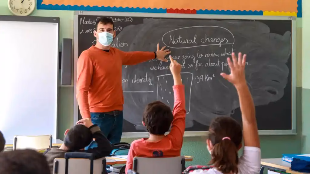 ¿Cuáles son las ventajas y desventajas de la educación bilingüe?