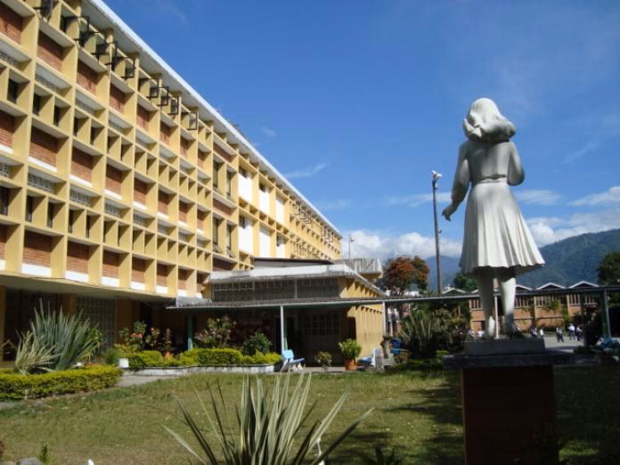 ¿Cómo se llama el rector de Santa Teresa?