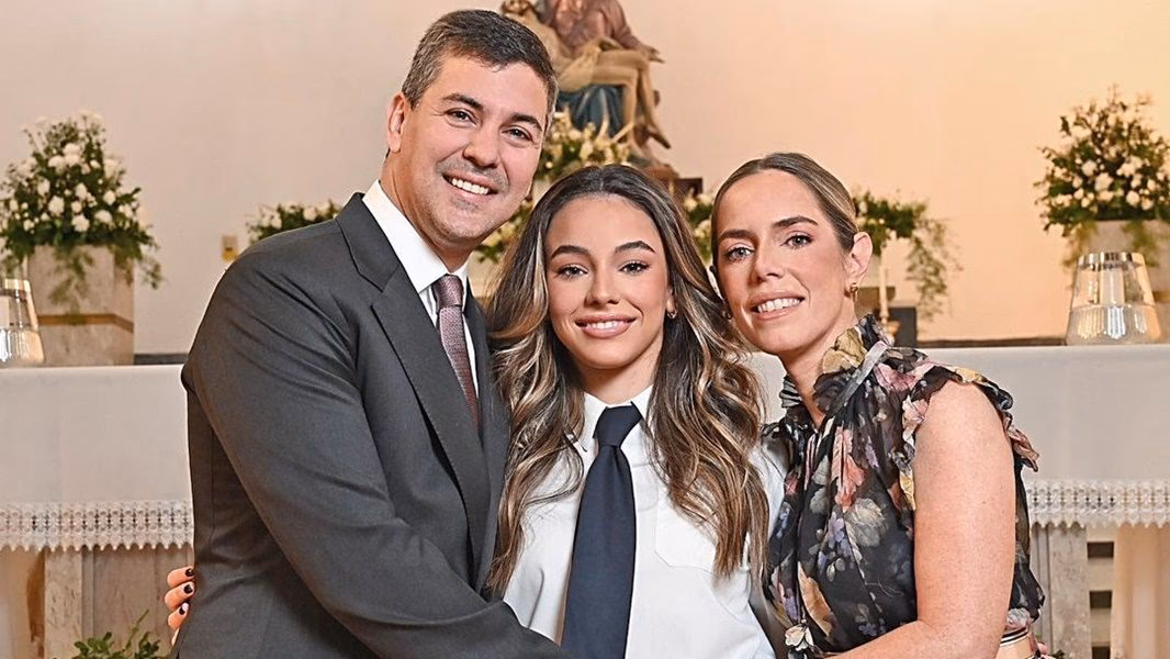 ¿Cuál es la educación de Santiago Pena?