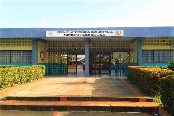 ¿Qué escuela fundó Simón Rodríguez?