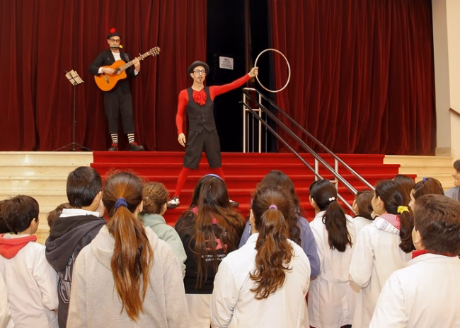 ¿Qué función tiene el teatro en la educación?