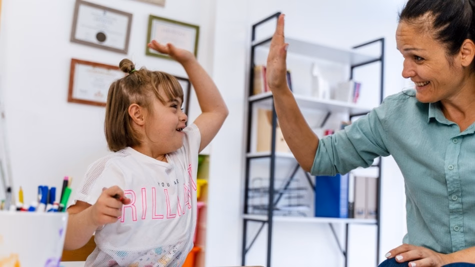 ¿Qué hace el trabajo social en el área educativa?